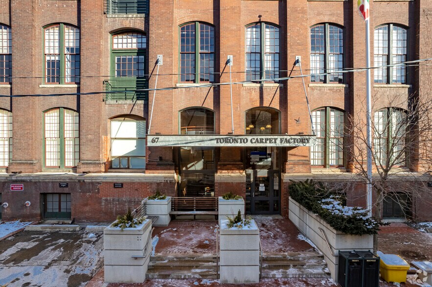 72-74 Fraser Ave, Toronto, ON à louer - Photo du bâtiment - Image 3 de 6