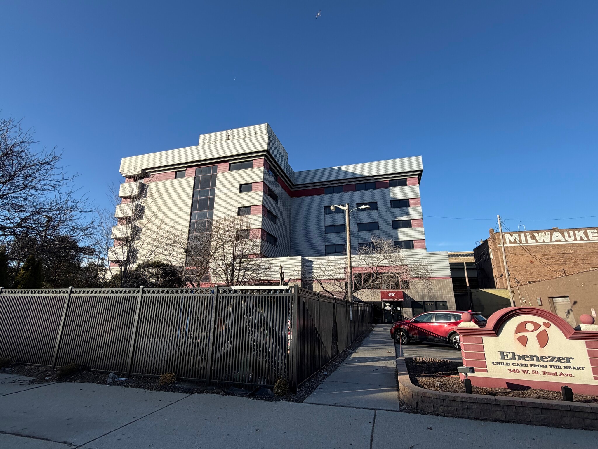 350 W Saint Paul Ave, Milwaukee, WI for sale Primary Photo- Image 1 of 8
