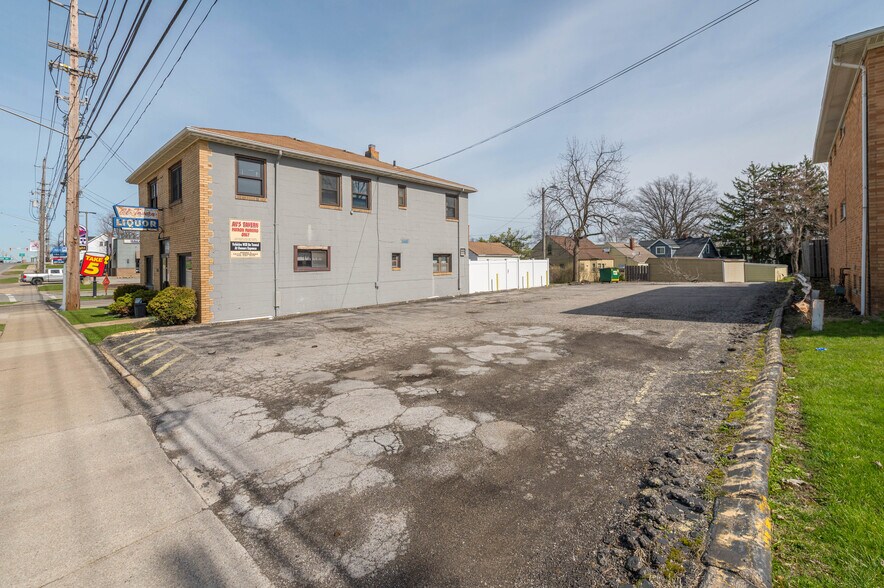 5203 Turney Rd, Garfield Heights, OH à vendre - Photo du bâtiment - Image 3 de 44