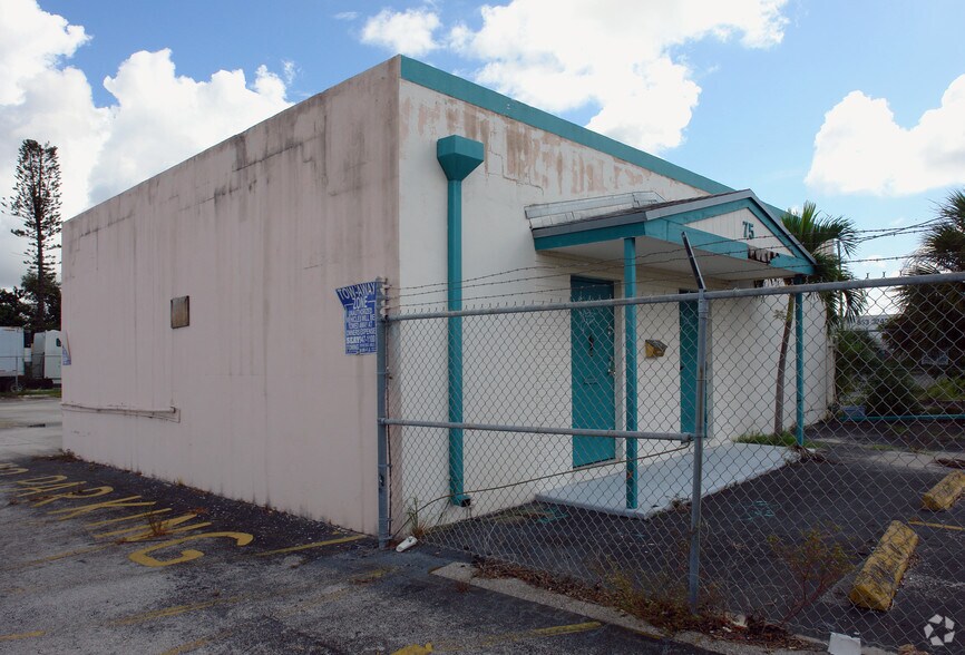 75 NE 183rd St, Miami, FL à vendre - Photo du bâtiment - Image 3 de 7