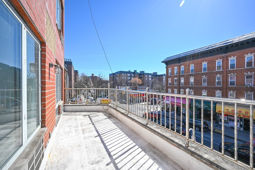 83-17 Broadway, Elmhurst, NY for lease - Building Photo - Image 2 of 8