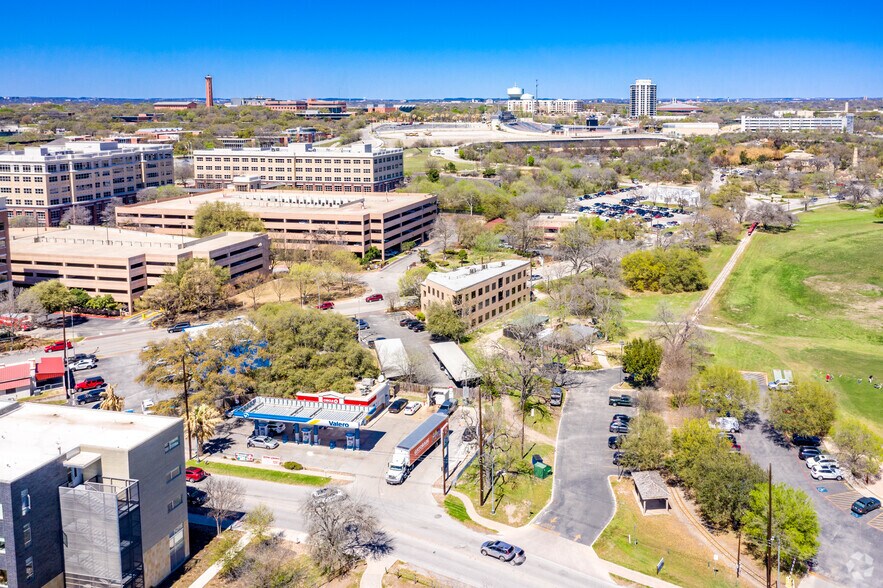 3510 N St. Mary's, San Antonio, TX à louer - Aérien - Image 2 de 5