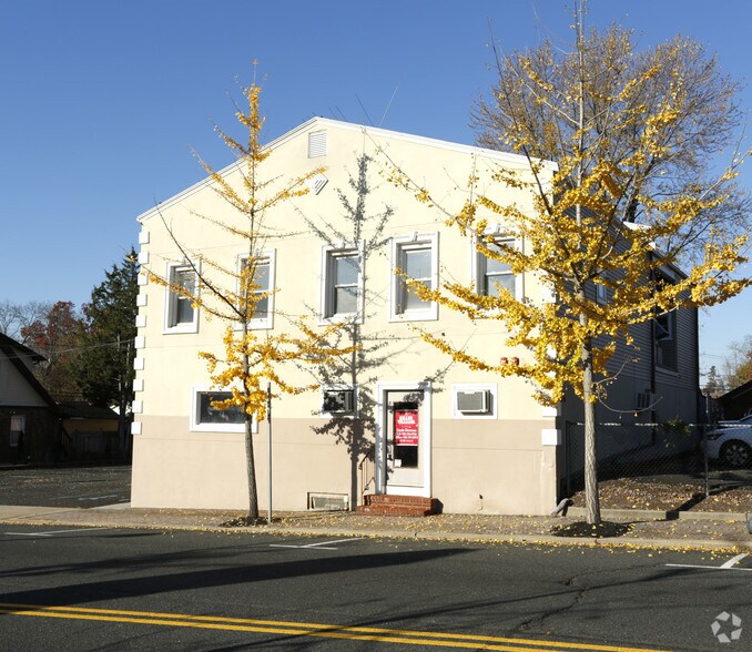 326 S Main St, Manville, NJ à louer - Photo du bâtiment - Image 2 de 16