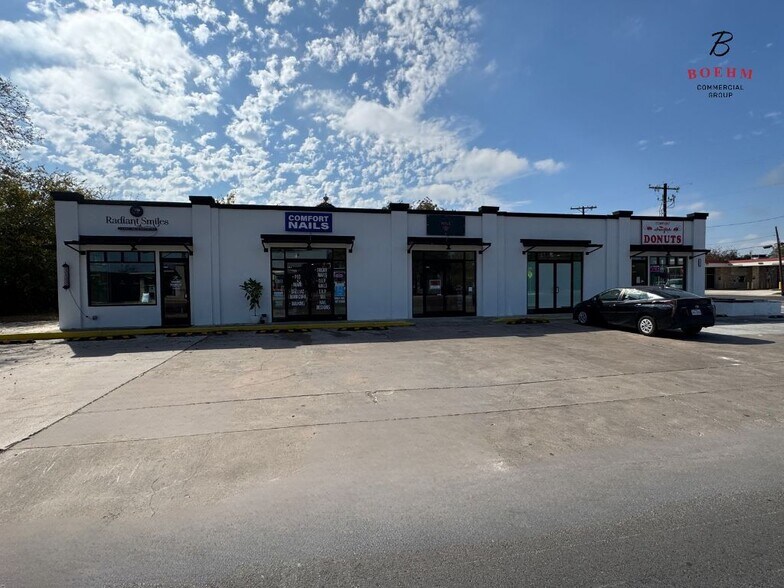 711 Front St, Comfort, TX à louer - Photo du bâtiment - Image 2 de 9