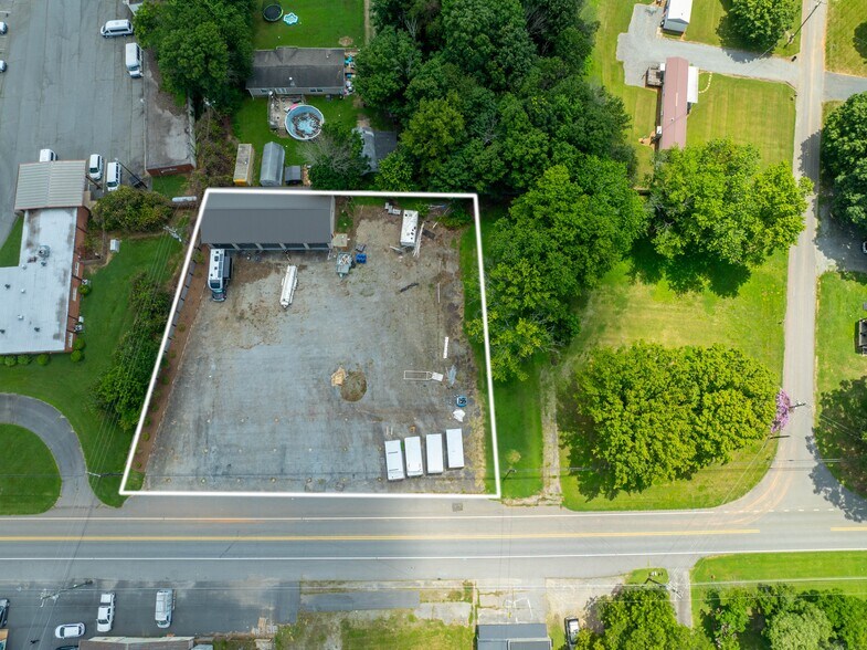 1417 W Main St, Yadkinville, NC à vendre - Photo du bâtiment - Image 2 de 28
