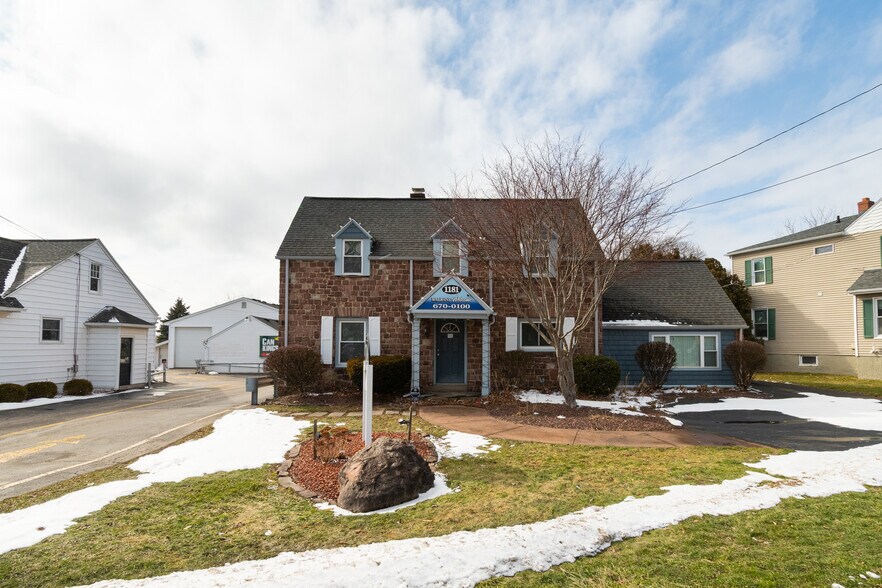1181 Bay Rd, Webster, NY à vendre - Photo du bâtiment - Image 2 de 32