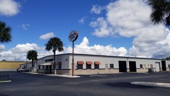 Palmetto Grove Industrial Park - Restaurant avec service au volant