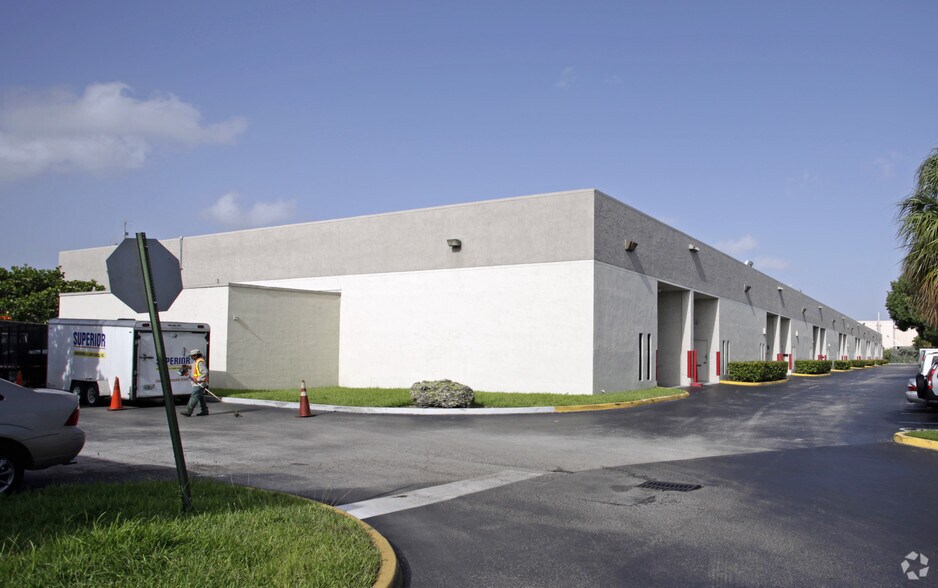 2156-2214 NW 82nd Ave, Miami, FL à louer - Photo du bâtiment - Image 2 de 6