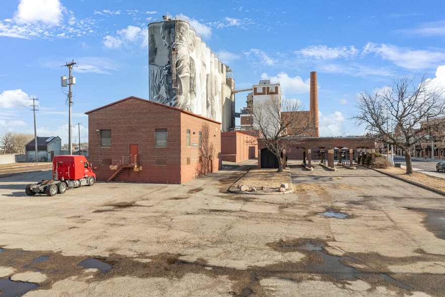 324 N Riverfront Dr, Mankato, MN for sale - Building Photo - Image 2 of 11