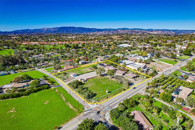 Plus de détails pour 731 S Stage Coach Ln, Fallbrook, CA - Spécialité à vendre