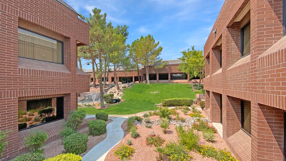 3821 W Charleston Blvd, Las Vegas, NV à louer - Photo du bâtiment - Image 2 de 11