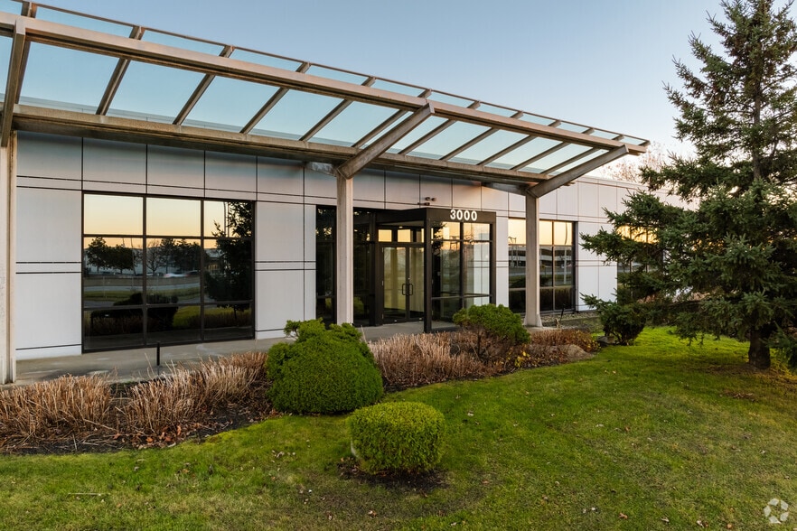 3000 Aut Transcanadienne, Pointe-claire, QC for lease - Building Photo - Image 3 of 8