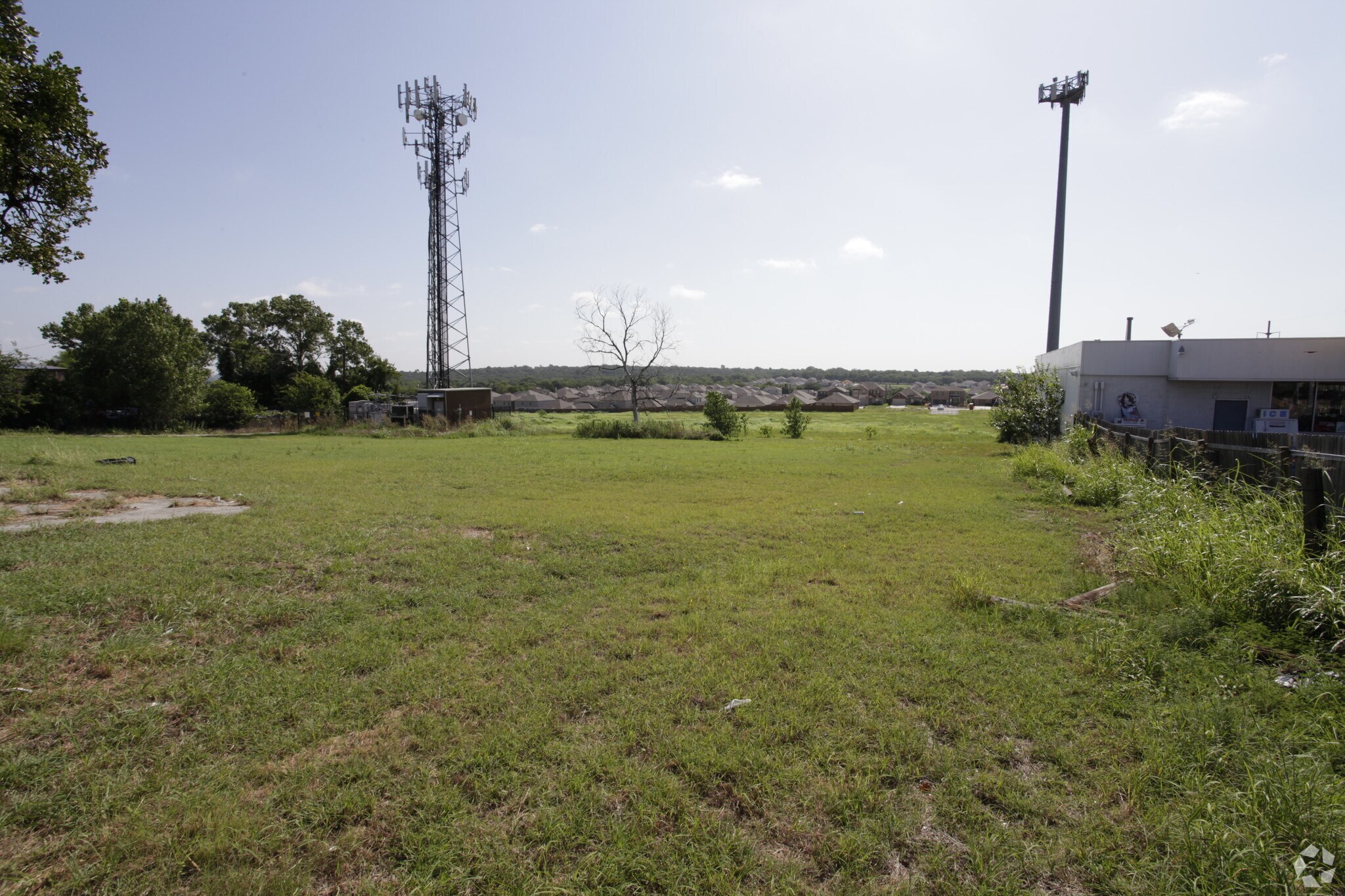 817 E Loop 820, Fort Worth, TX à louer Photo principale- Image 1 de 3