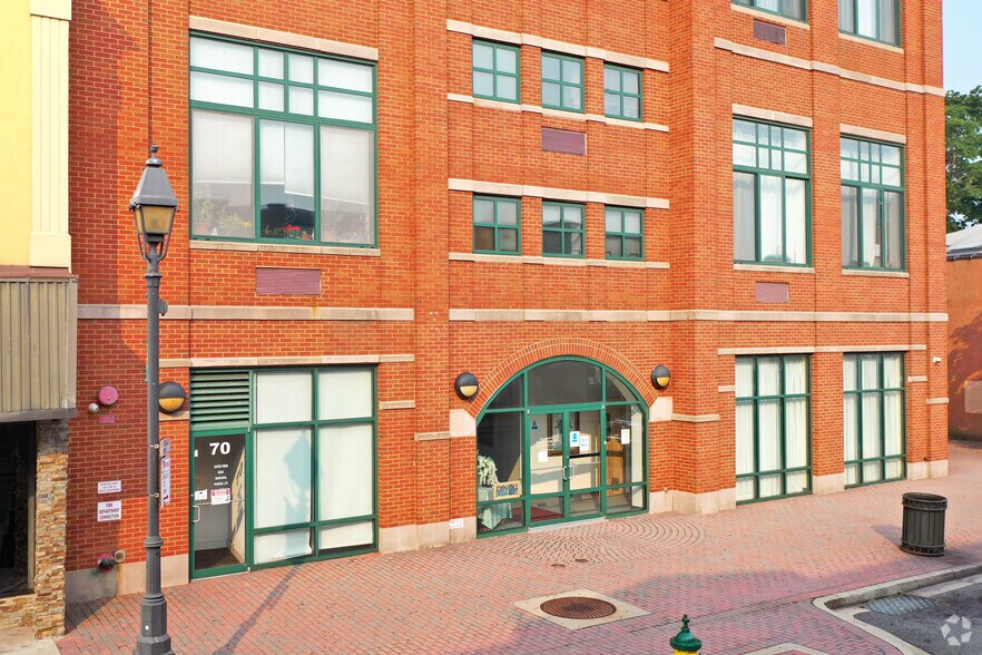 70 S Main St, Freeport, NY à vendre - Photo du bâtiment - Image 2 de 3