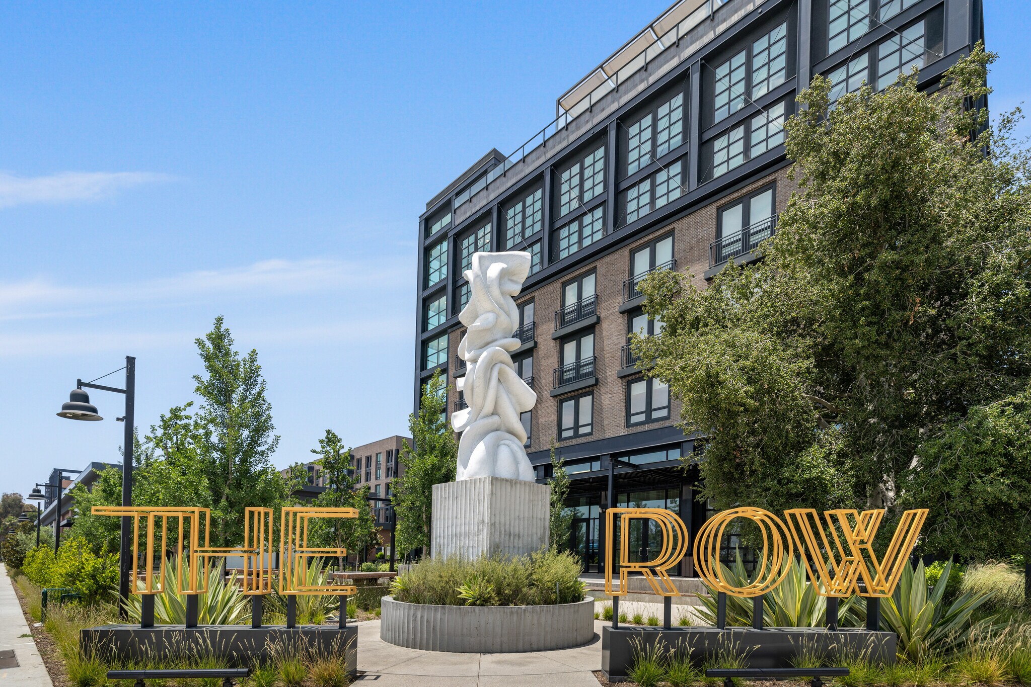 2010 E Warner Ave, Santa Ana, CA à louer Photo principale- Image 1 de 13