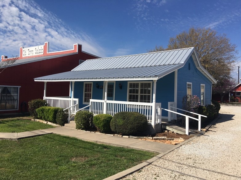 642 N Main St, Salado, TX for lease - Building Photo - Image 2 of 2
