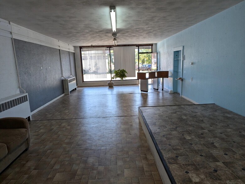 221 S Locust St, Champaign, IL for lease - Building Photo - Image 2 of 6
