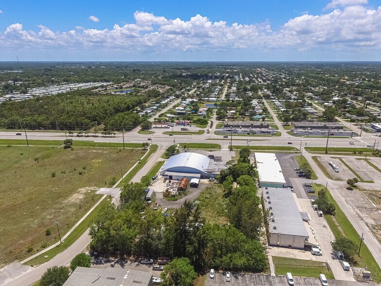 4461 SE Federal Hwy, Stuart, FL à louer - Photo du bâtiment - Image 3 de 8