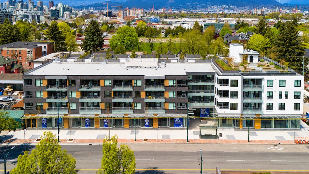 451-471 E Broadway, Vancouver, BC à vendre - Photo du bâtiment - Image 3 de 7