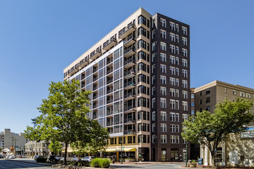 7077 Woodmont Ave, Bethesda, MD à louer - Photo du bâtiment - Image 2 de 14