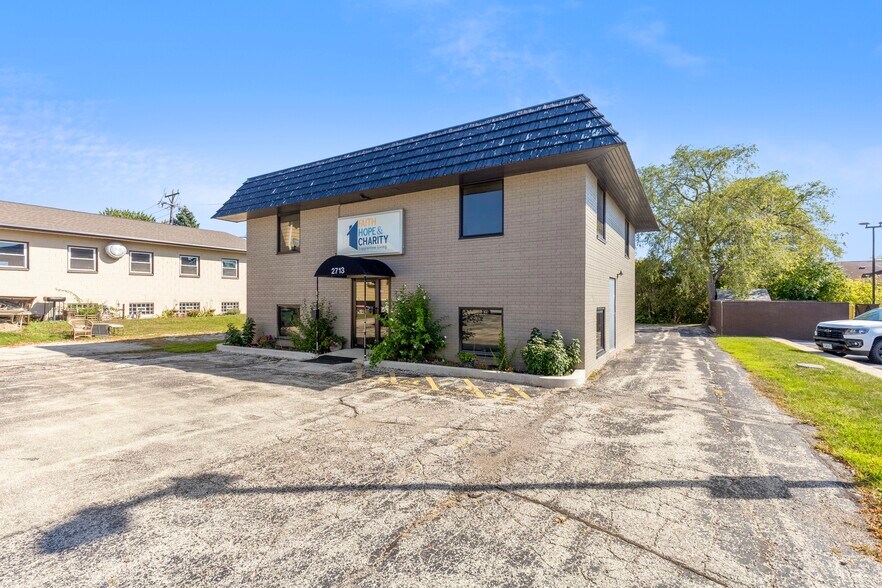 2713 S Chicago Ave, South Milwaukee, WI à vendre - Photo du bâtiment - Image 1 de 23