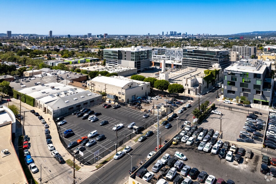 7000 Romaine St, Los Angeles, CA à louer - Aérien - Image 3 de 46