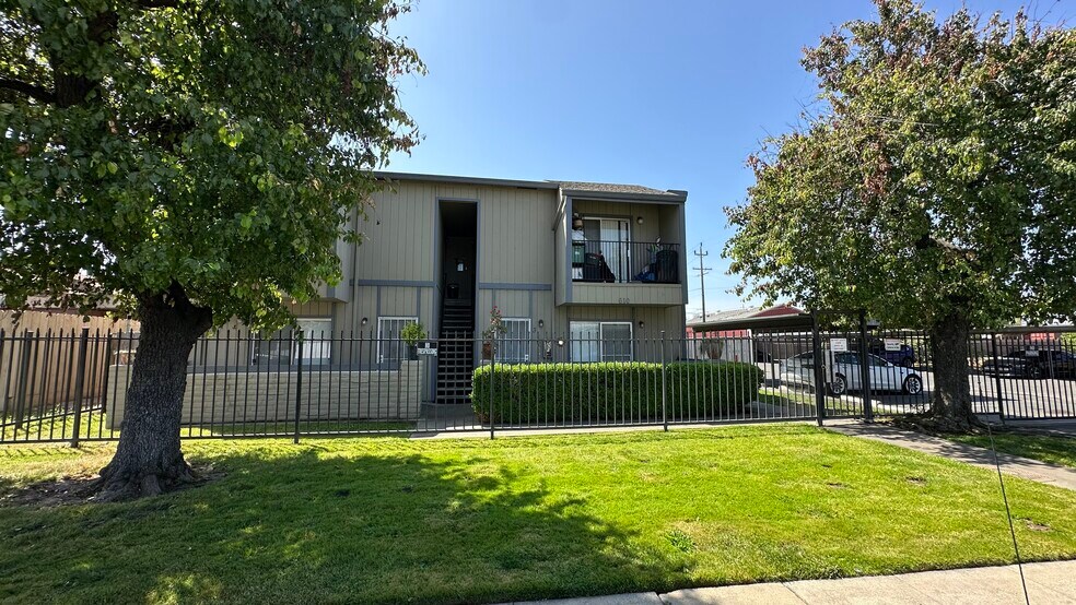 610 E Pine St, Lodi, CA à vendre - Photo du bâtiment - Image 1 de 19