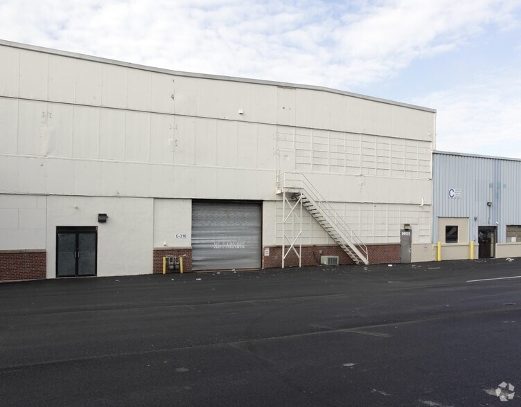 310 Circle Dr, Oaks, PA à louer - Photo du bâtiment - Image 2 de 4