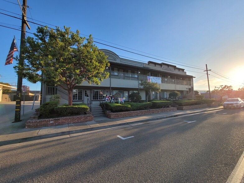 210 E Clark Ave, Santa Maria, CA à louer - Photo du bâtiment - Image 3 de 4