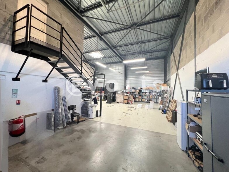 Flex in Chassieu for lease - Interior Photo - Image 3 of 8