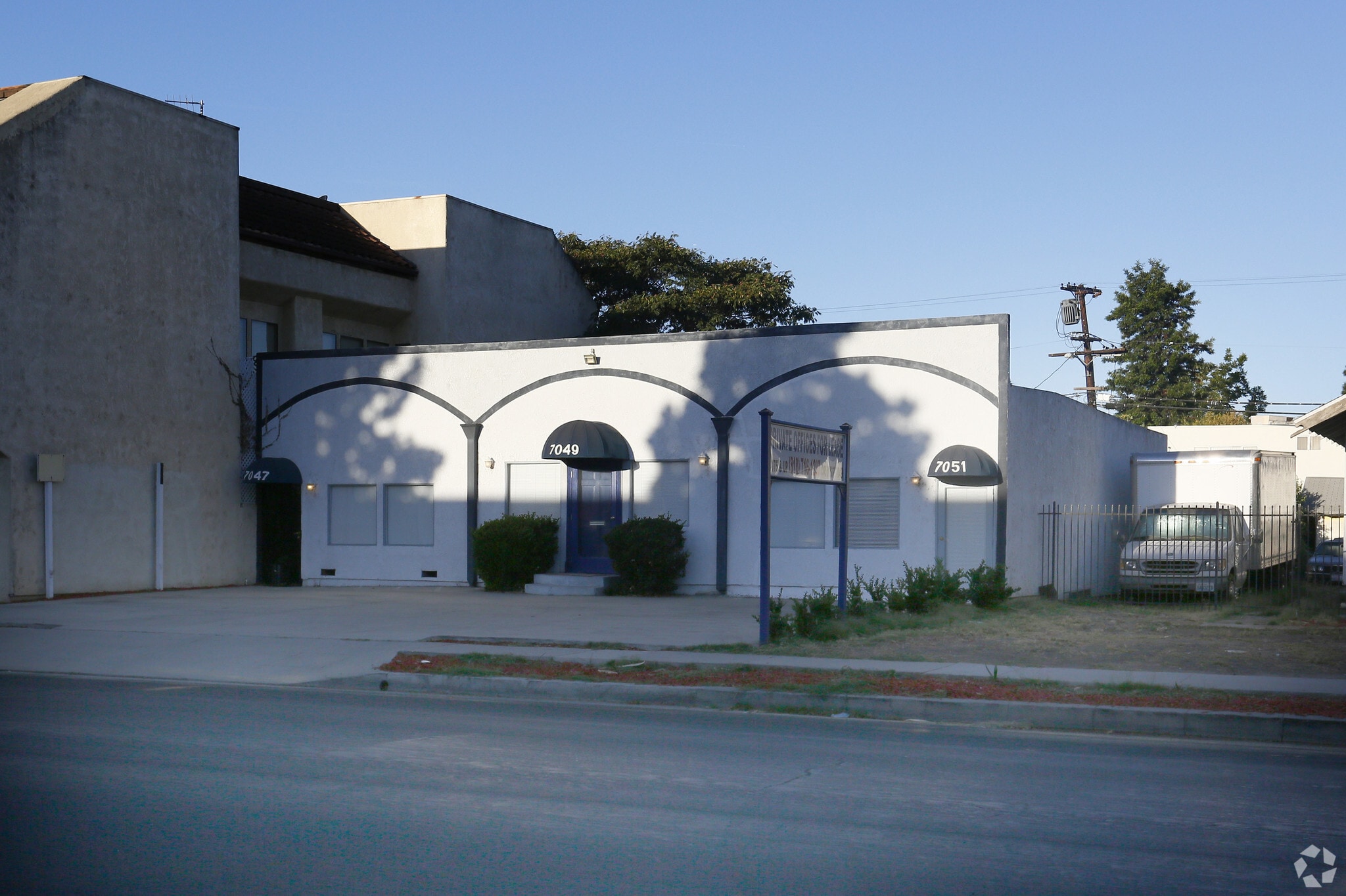 7049 Owensmouth Ave, Canoga Park, CA à louer Photo principale- Image 1 de 10