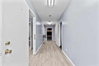 4611 Pinewood Rd, Louisville, KY à louer Photo intérieure- Image 1 de 24