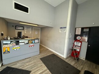 Plus de détails pour 1901 S Cedar St, Lansing, MI - Commerce de détail à louer