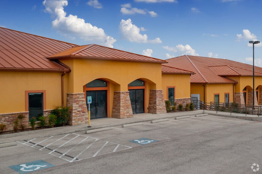 8554 Huebner Rd, San Antonio, TX à vendre - Photo du bâtiment - Image 3 de 25