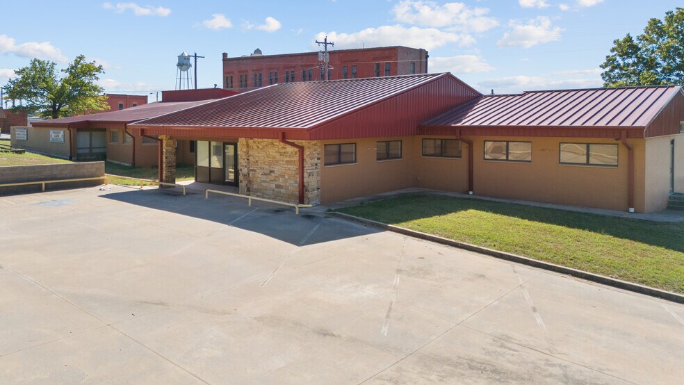 116 E Robert S Kerr Blvd, Wynnewood, OK à vendre - Photo du bâtiment - Image 2 de 59