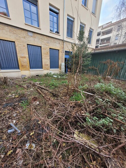 Commerce de détail dans Lyon à louer - Photo du bâtiment - Image 1 de 5