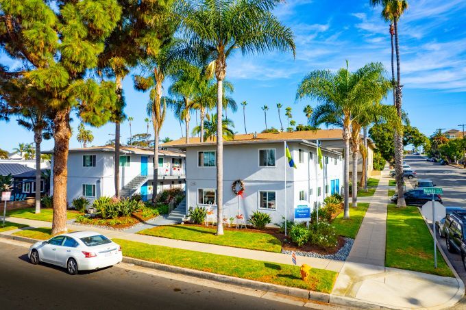 BeachWalk Apartments portfolio of 3 properties for sale on LoopNet.ca - Building Photo - Image 2 of 12