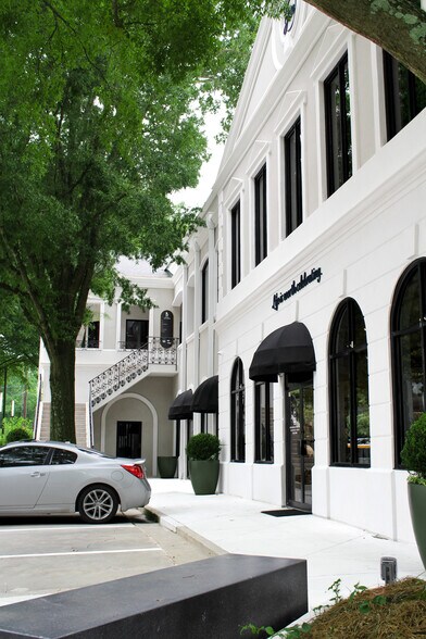 2300 Peachtree Rd NW, Atlanta, GA à louer - Photo du bâtiment - Image 2 de 5