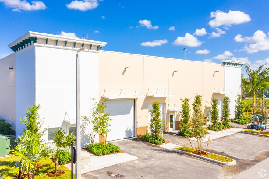 7451 Riviera Blvd, Miramar, FL à louer - Photo du bâtiment - Image 3 de 3