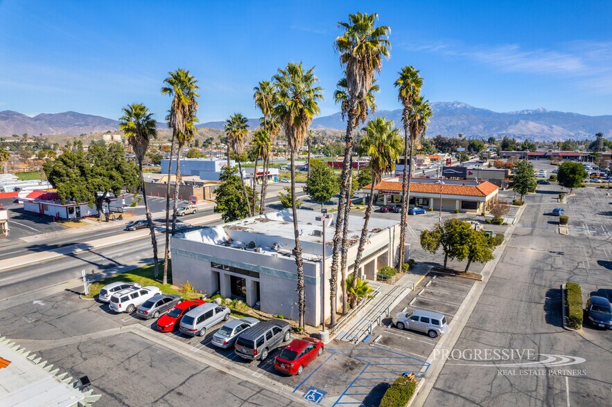 1995 E Florida Ave, Hemet, CA à vendre - Photo du bâtiment - Image 2 de 5