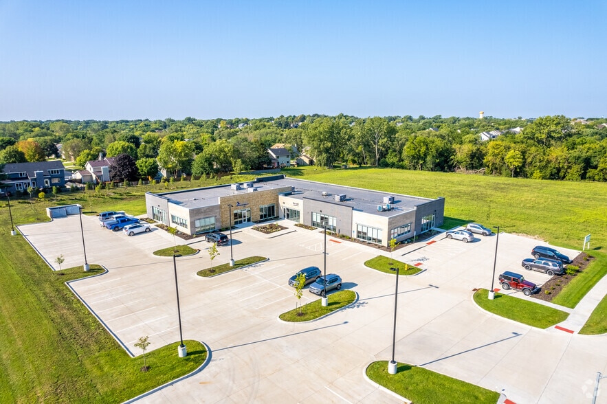 9400 Plum Dr, Urbandale, IA for lease - Aerial - Image 1 of 9
