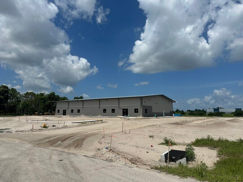 28315 Woodlawn, Punta Gorda, FL à louer - Photo du bâtiment - Image 2 de 3