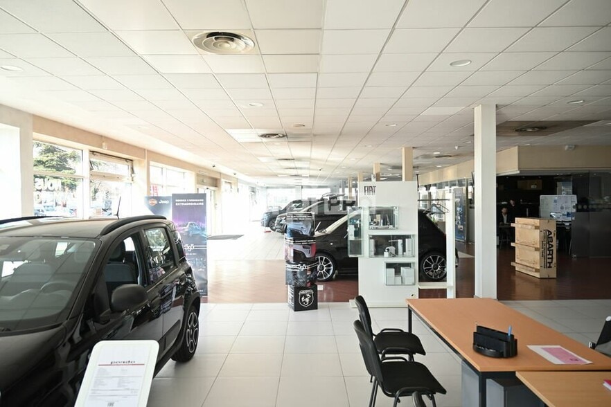 365 Route De Vienne, Vénissieux for lease - Building Photo - Image 2 of 8