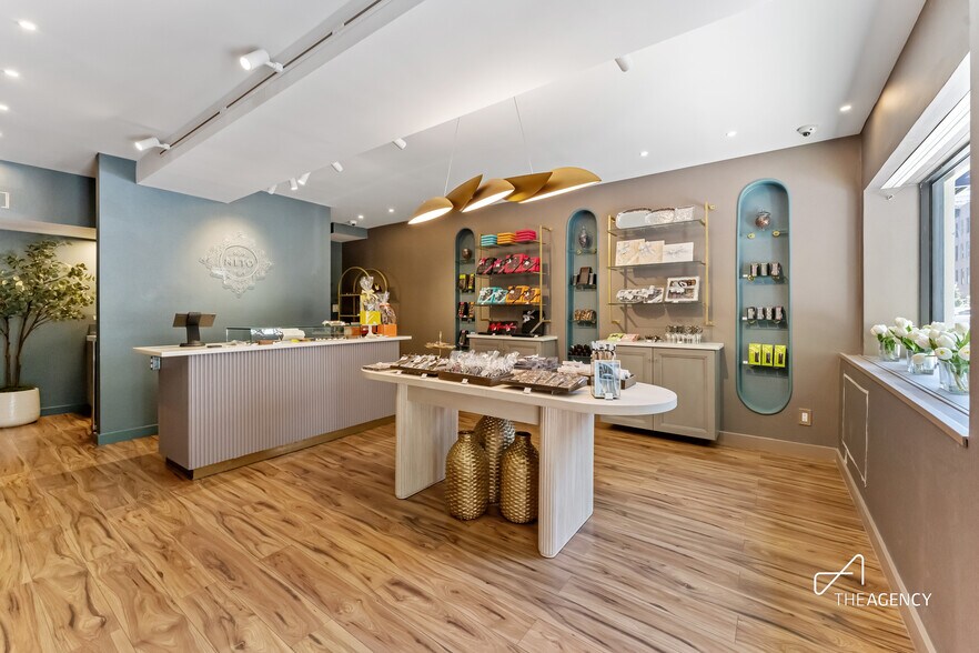 197 E 76th St, New York, NY à vendre - Photo du bâtiment - Image 2 de 18