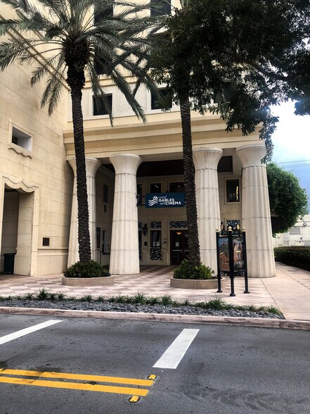 290 Aragon Ave, Coral Gables, FL à louer - Photo du bâtiment - Image 3 de 9