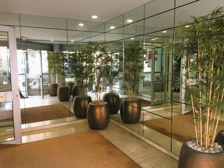 Office in Évry-Courcouronnes for lease - Lobby - Image 3 of 3