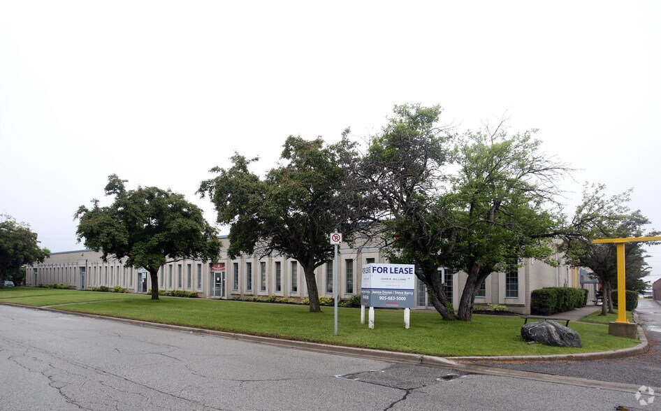 126-140 Commercial Ave, Ajax, ON à louer - Photo du bâtiment - Image 3 de 5