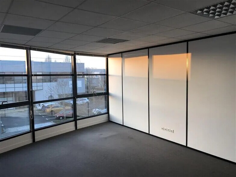 Flex in Élancourt for lease - Building Photo - Image 2 of 4