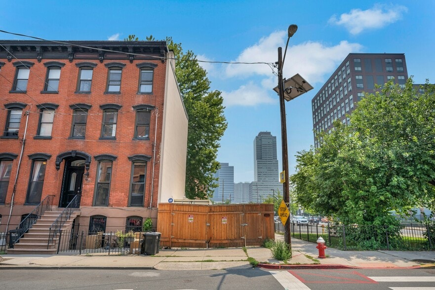 514 Manila Ave, Jersey City, NJ à vendre - Photo du bâtiment - Image 2 de 23