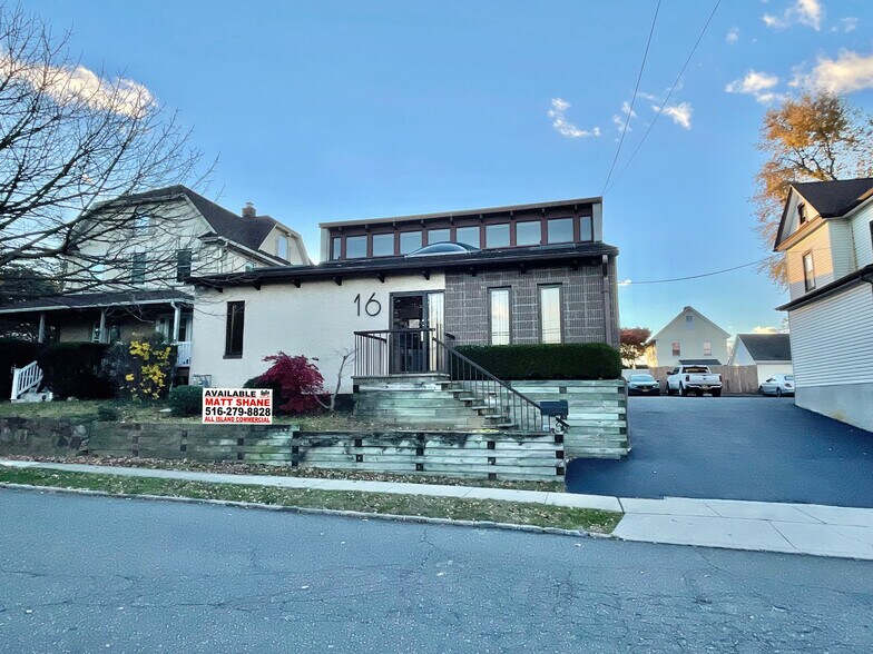 16 S Maryland Ave, Port Washington, NY à vendre - Photo du bâtiment - Image 1 de 27